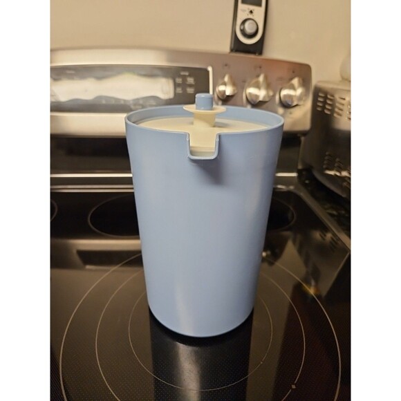 Vintage Tupperware 2qt Pitcher Jug Country Blue with Push Button Lid 1676-4 - Picture 3 of 14